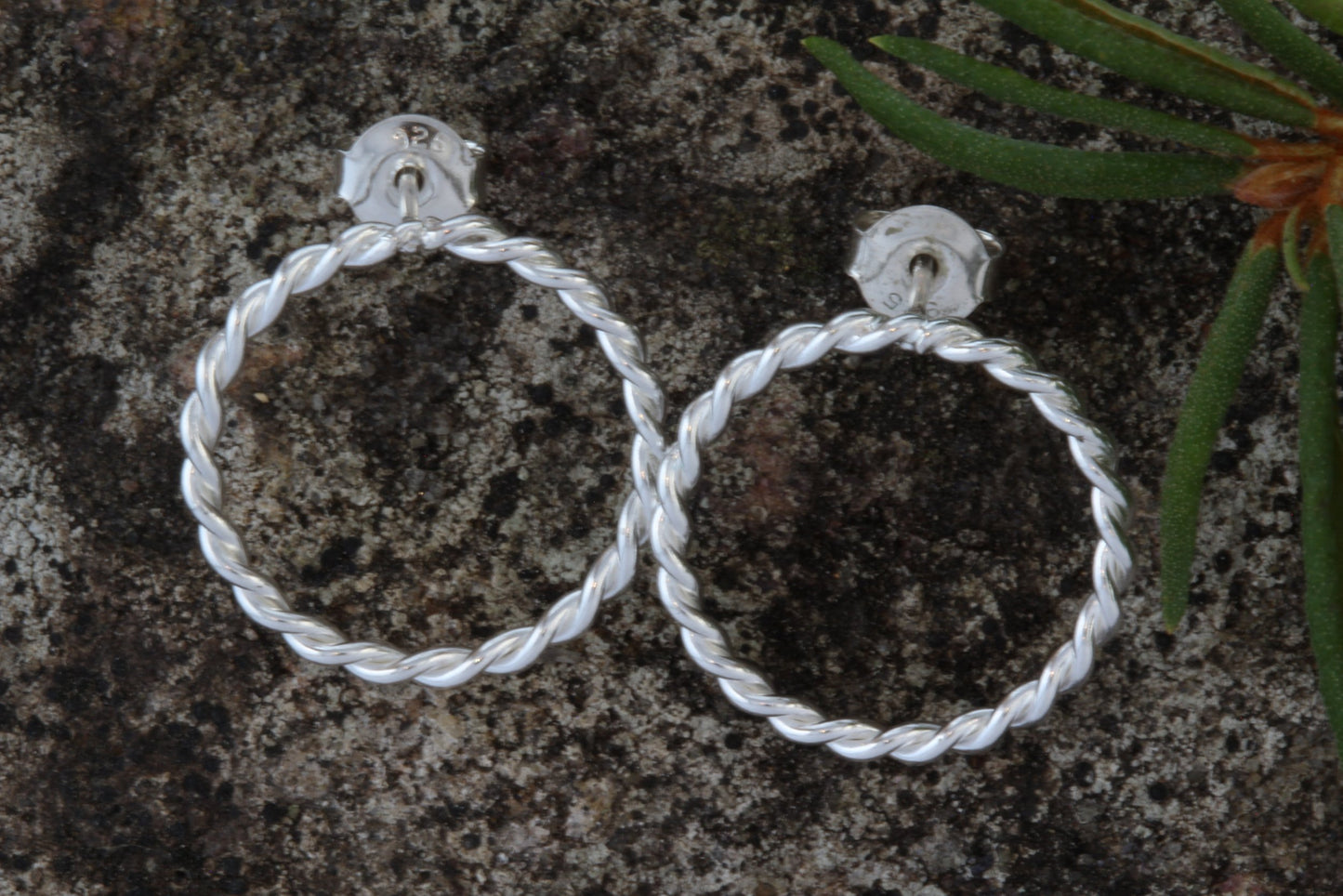 The twist circle filigree earrings